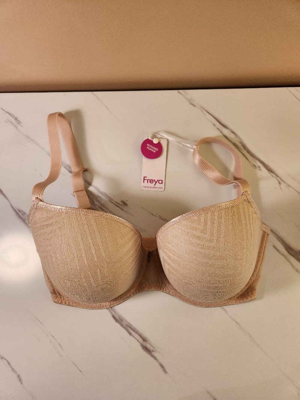 Freya Bra NWT - Size US 32i - Tailored Underwire Molded Plunge T-Shirt Bra